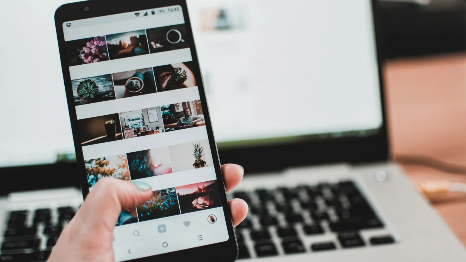 Celular mostrando una cuadrícula de fotos, como un catálogo virtual que se ve desde el teléfono