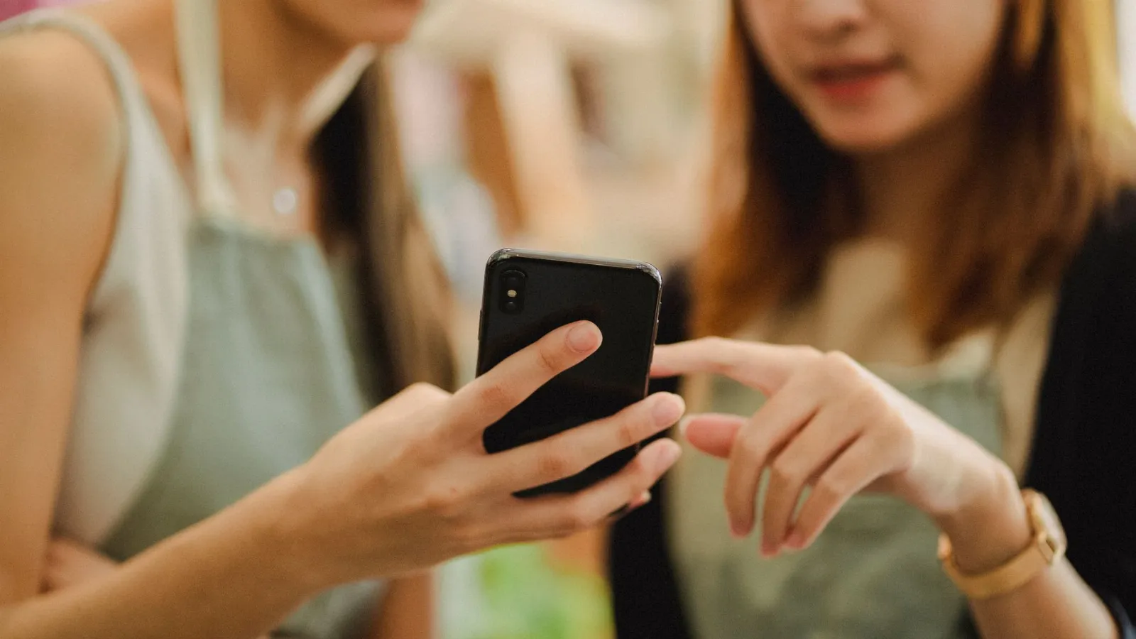 Dos personas revisan productos en un celular: así se ve un catálogo web abierto desde el teléfono